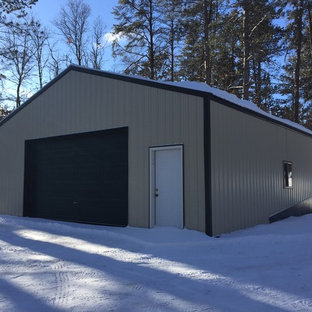 Bild på en stor industriell fristående fyrbils garage och förråd