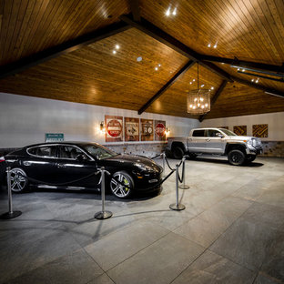 Foto di un'ampia tettoia per automobili connessa american style