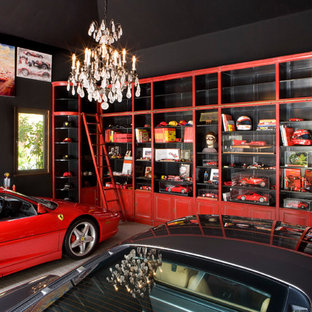 Cette image montre un grand garage pour deux voitures traditionnel.