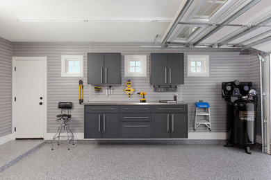 Cette image montre un garage minimaliste.
