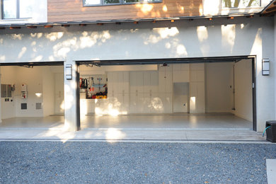 Foto di un ampio garage per tre auto connesso design