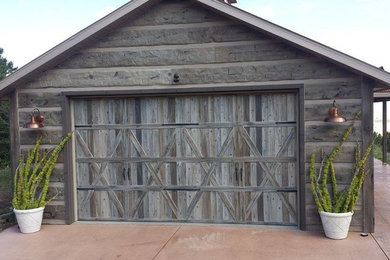 Foto på en mellanstor rustik fristående garage och förråd