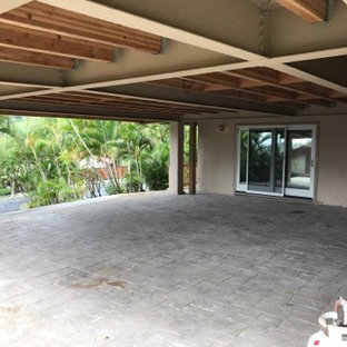 Exemple d'un grand garage attenant exotique.