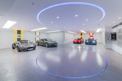Cette image montre un garage pour quatre voitures ou plus design.