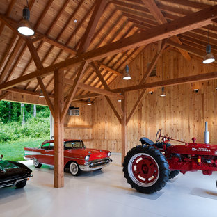 Inspiration för en mycket stor lantlig fyrbils garage och förråd