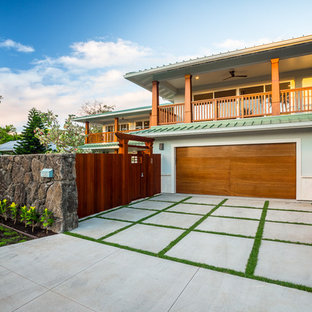 Idée de décoration pour un grand garage pour deux voitures attenant ethnique.