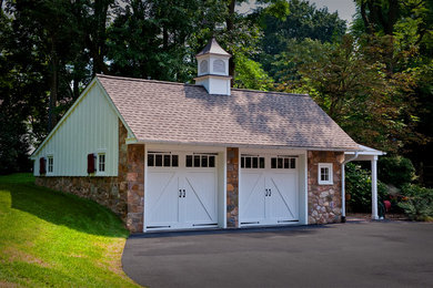Ejemplo de garaje independiente de estilo de casa de campo grande para dos coches