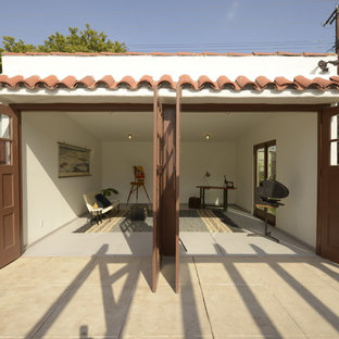 Réalisation d'un garage pour deux voitures séparé méditerranéen de taille moyenne avec un bureau, studio ou atelier.