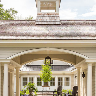 Aménagement d'un garage bord de mer avec une porte cochère.