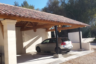 Idée de décoration pour un garage méditerranéen.