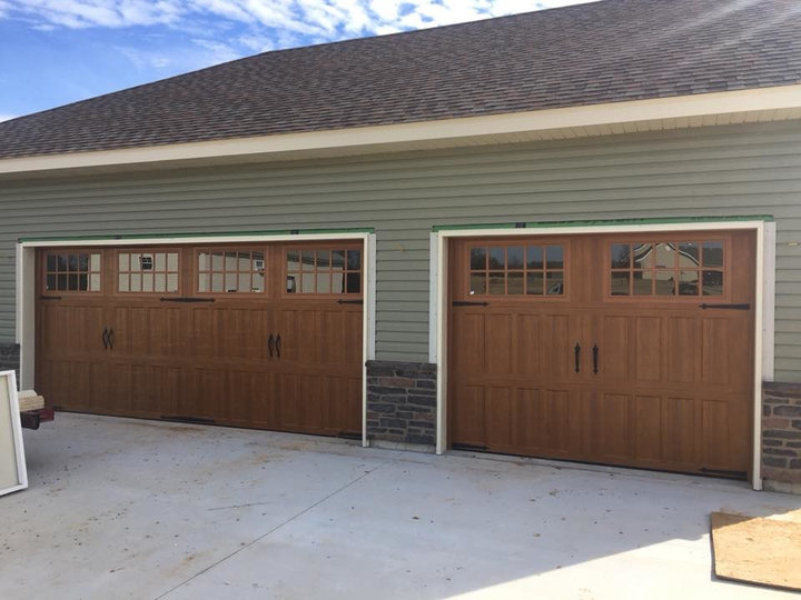 Contemporary Garage - Garage