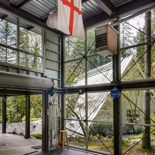 Bild på ett litet industriellt fristående tvåbils kontor, studio eller verkstad