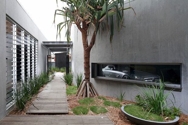 Contemporary Garage by Lucas Muro Photographer