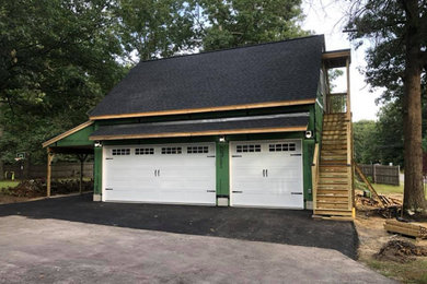 Imagen de garaje de estilo de casa de campo para tres coches