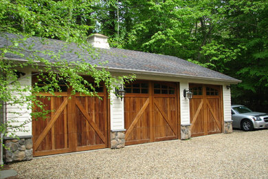 Exemple d'un garage pour trois voitures attenant craftsman de taille moyenne.