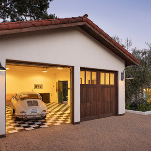 Inspiration för en mellanstor medelhavsstil fristående tvåbils garage och förråd