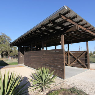 Urban carport photo in Austin