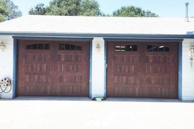 Immagine di un garage per due auto connesso country di medie dimensioni