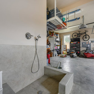 Exempel på en stor tillbyggd garage och förråd