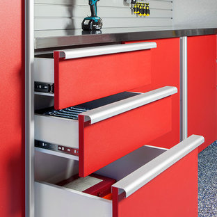 Cette image montre un garage pour deux voitures attenant minimaliste de taille moyenne.