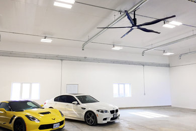 Ejemplo de garaje adosado industrial grande para cuatro o más coches