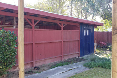 Diseño de garaje tradicional de tamaño medio