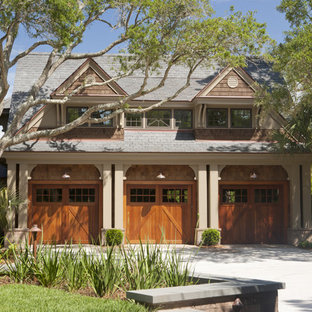 Inspiration pour un grand garage pour trois voitures séparé victorien.