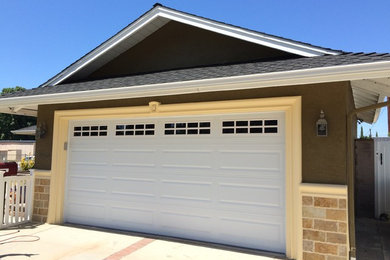 Large elegant attached two-car garage photo in Orange County