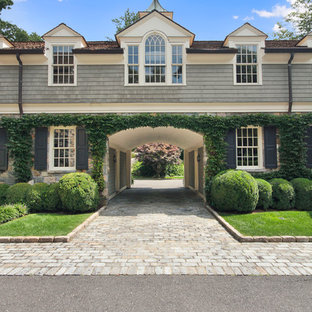 Exemple d'un garage chic de taille moyenne avec une porte cochère.
