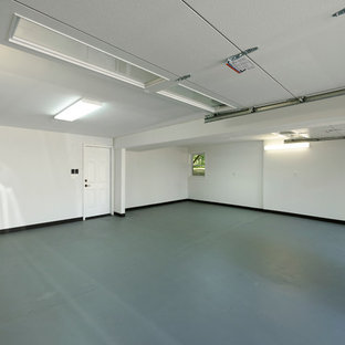 Cette photo montre un grand garage attenant chic.