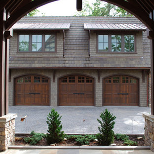 Cette image montre un garage pour trois voitures séparé traditionnel de taille moyenne avec une porte cochère.