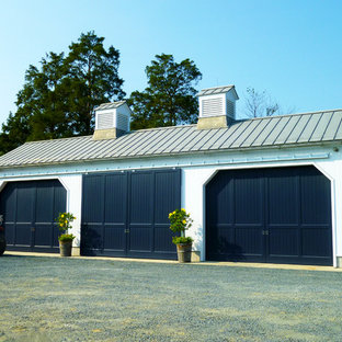 Inredning av en lantlig stor fristående fyrbils garage och förråd
