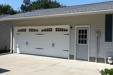 Foto de garaje adosado tradicional de tamaño medio para dos coches