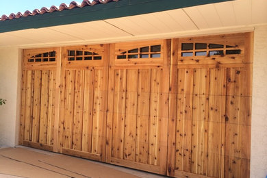 Idée de décoration pour un garage pour deux voitures attenant chalet de taille moyenne.