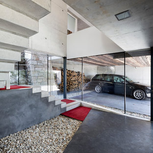 Foto di un garage per due auto connesso industriale di medie dimensioni