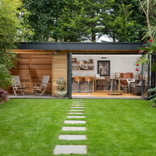 サリーの広いコンテンポラリースタイルのおしゃれな物置小屋・庭小屋の写真