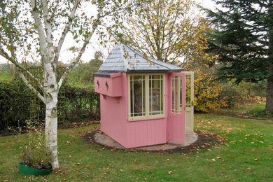 他の地域にあるトラディショナルスタイルのおしゃれな物置小屋・庭小屋の写真