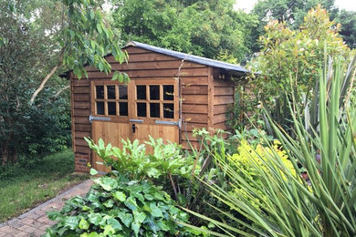 ハートフォードシャーにあるトラディショナルスタイルのおしゃれな物置小屋・庭小屋の写真