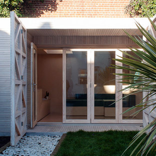 Inspiration for a medium sized contemporary detached office/studio/workshop in London.