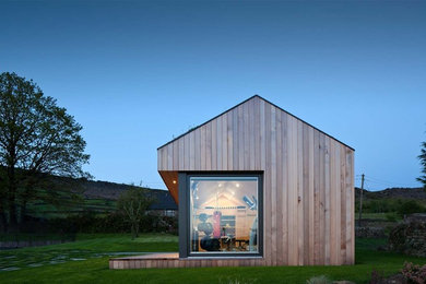 Studio / workshop shed - mid-sized contemporary detached studio / workshop shed idea in London