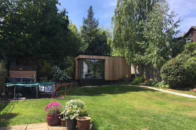 Modernes Gartenhaus als Arbeitsplatz, Studio oder Werkraum in Surrey
