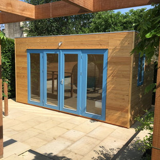 Cette image montre un abri de jardin séparé nordique de taille moyenne avec un bureau, studio ou atelier.