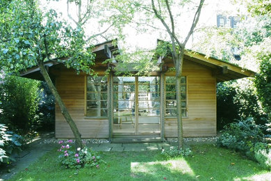 Photo of a medium sized world-inspired detached office/studio/workshop in London.