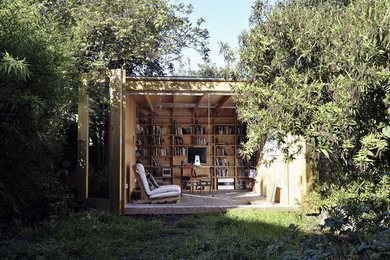 Réalisation d'un abri de jardin séparé urbain avec un bureau, studio ou atelier.