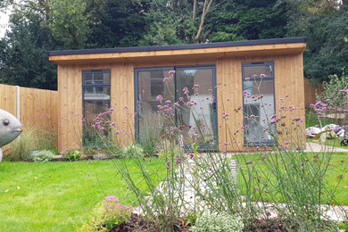 Photo of a modern garden shed and building in Hampshire.