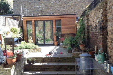 Idées déco pour un grand abri de jardin séparé contemporain avec un bureau, studio ou atelier.