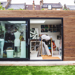 Photo of a medium sized contemporary detached office/studio/workshop in London.