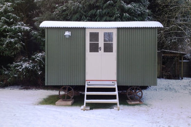 バークシャーにある低価格のコンテンポラリースタイルのおしゃれな物置小屋・庭小屋の写真