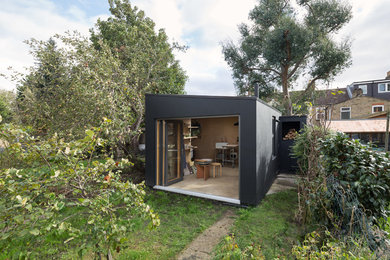 Exemple d'un abri de jardin séparé moderne de taille moyenne avec un bureau, studio ou atelier.