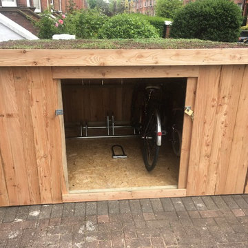 Slot in shed for 6 bikes with living roof and sliding doors